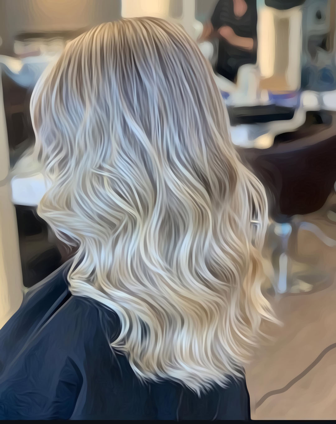 Blondes Haar mit sanften Wellen, frontaler Blick nicht sichtbar, lebendige, helle Haarfarbe.